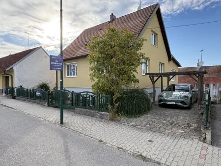 Carport, Garage (rechts Zugang zum Mietshaus)