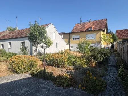 Ansicht Garten (links Mietshaus)