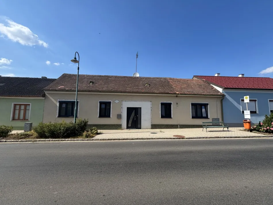 Geräumiges Bauernhaus mit ausgebauter 100m² Halle Nahe Laa/Thaya - für nur 129.000 - Titelbild