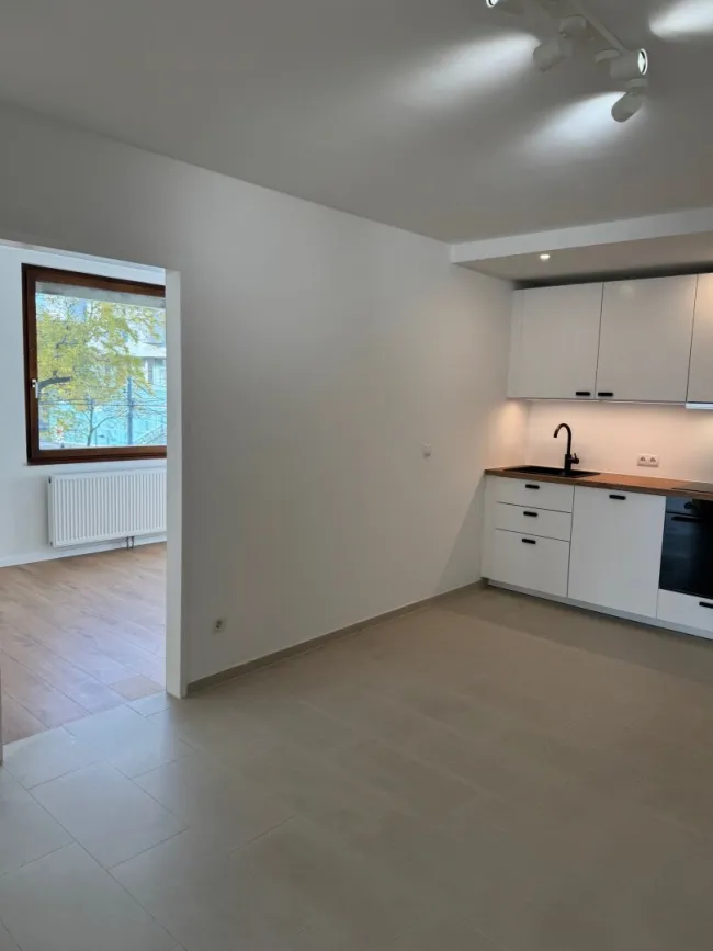 Vermietete WG-Wohnung mit vier Schlafzimmern und 4,70% Rendite, provisionsfrei - Titelbild