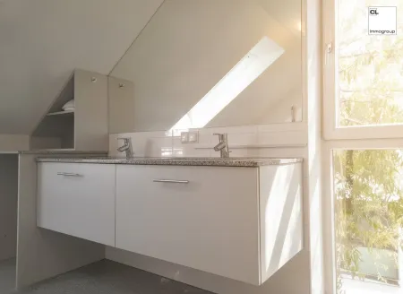 Helles Badezimmer mit Dusche und Badewanne