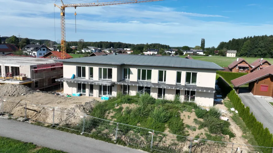 Jetzt Rohbaubesichtigung vereinbaren | Traumhafte Gartenwohnung in Perwang am Grabensee - Bild