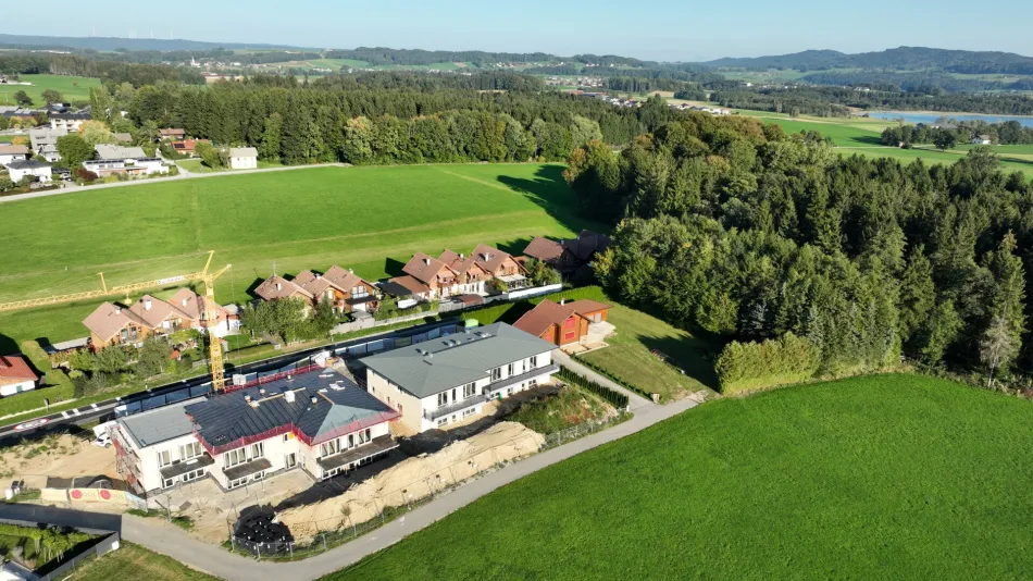 Fertigstellung im Sommer 2027 | Traumhafte EG-Gartenwohnung in Perwang am Grabensee - Titelbild