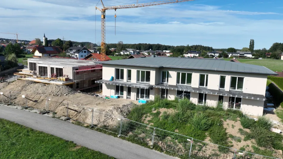 Jetzt Baustellenbesichtigung vereinbaren | 4-Zi.-Erstbezugswohnung mit Balkon - Perwang am Grabensee - Titelbild