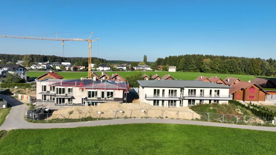 Jetzt Baustellenbesichtigung vereinbaren | 4-Zi.-Erstbezugswohnung mit Balkon - Perwang am Grabensee - Titelbild