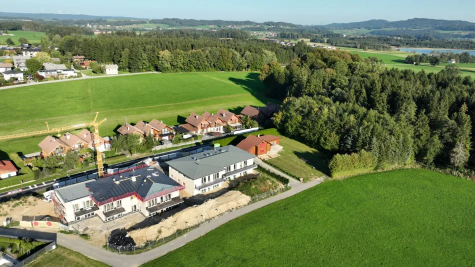 Moderne 3-Zimmer-Erstbezugswohnung mit Balkon in Perwang am Grabensee - Fertigstellung im Sommer 2027 - Titelbild