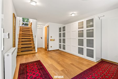 Exklusives Wohnen im Grünen: Gepflegte Doppelhaushälfte auf ruhigem Privatweg
