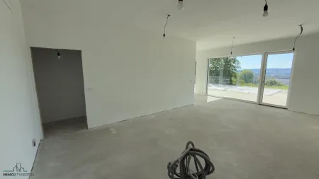 Küchenbereich mit Speis und Zugang zur Terrasse