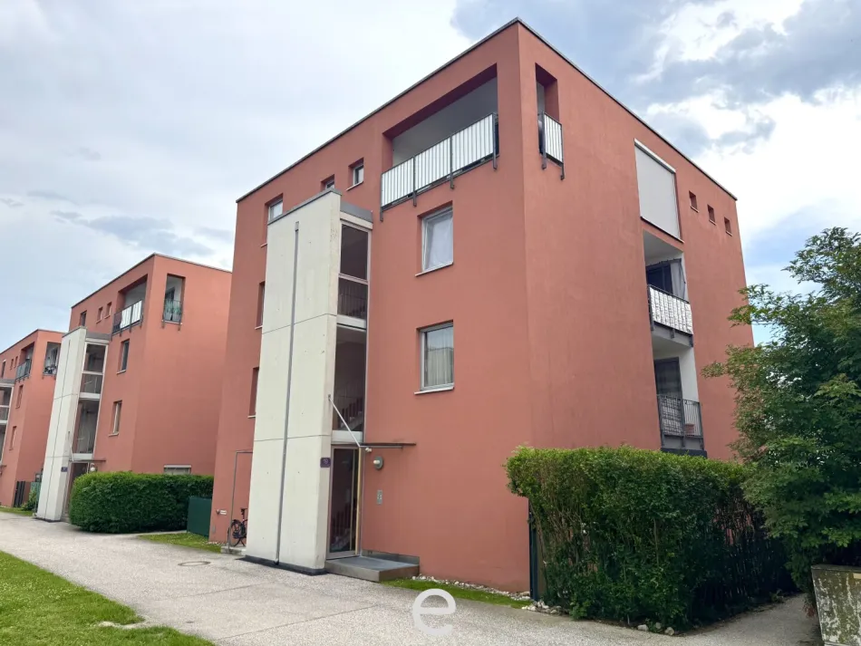 Anleger aufgepasst! Vermietete 2 Zimmer Wohnung mit Loggia und Tiefgaragenplatz in Wels - Nähe Traunauen! - Titelbild