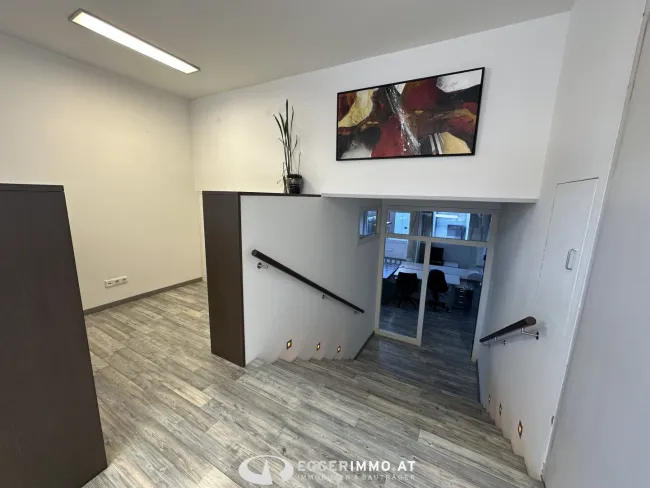 Helle Bürofläche im Zentrum von Kaprun zu vermieten | Erdgeschoss mit Schaufenster | eigener Eingang | Glasfaseranschluss - Bild