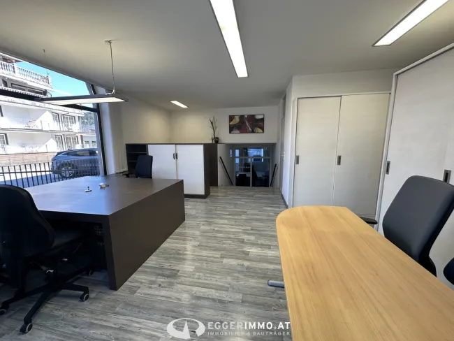 Helle Bürofläche im Zentrum von Kaprun zu vermieten | Erdgeschoss mit Schaufenster | eigener Eingang | Glasfaseranschluss - Bild