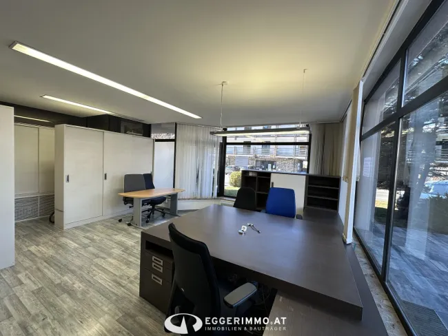 Helle Bürofläche im Zentrum von Kaprun zu vermieten | Erdgeschoss mit Schaufenster | eigener Eingang | Glasfaseranschluss - Titelbild