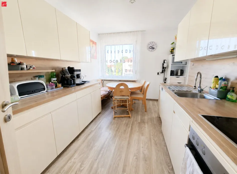 Modernisiert & zentral – Loggia, Balkon & Garage - Bild