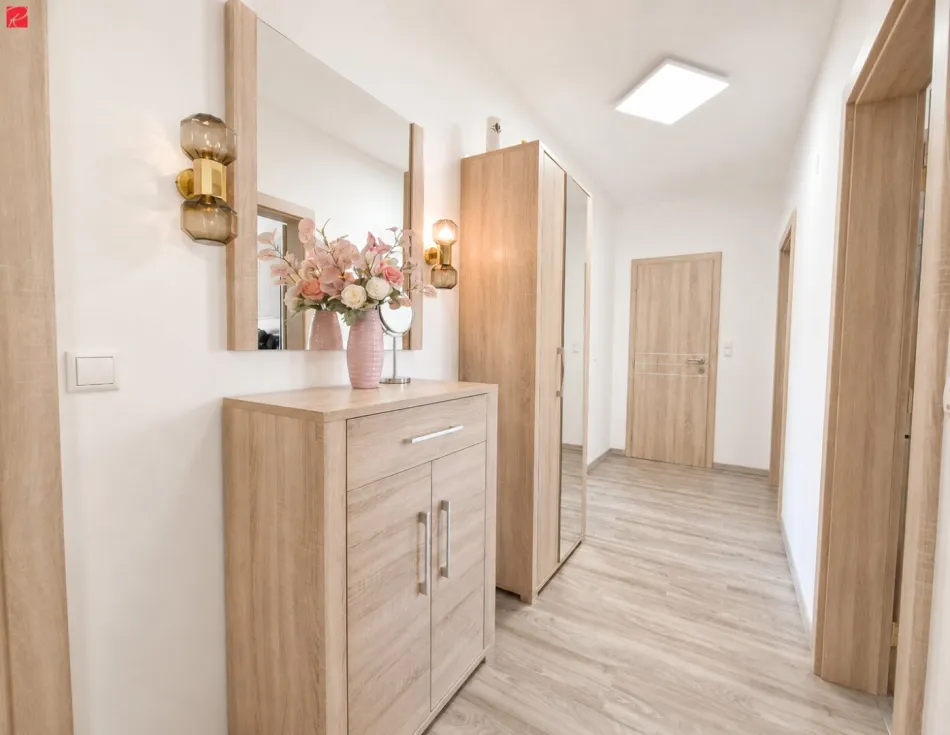 Modernisiert & zentral – Loggia, Balkon & Garage - Bild