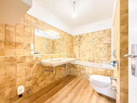 Badezimmer mit Badewanne