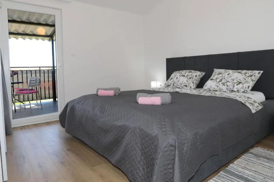 Traum-Apartmenthaus in Pula: 19 Zimmer, Pool, Garten & 8 Terrassen – Erstbezug! - Bild
