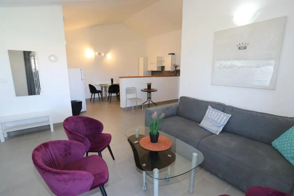 Traum-Apartmenthaus in Pula: 19 Zimmer, Pool, Garten & 8 Terrassen – Erstbezug! - Bild