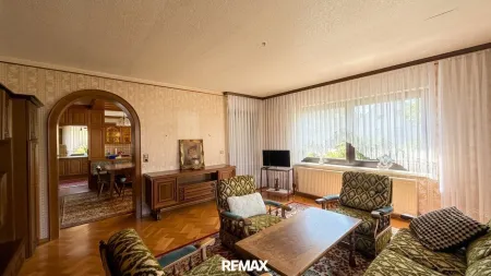 Wohnzimmer mit Balkon