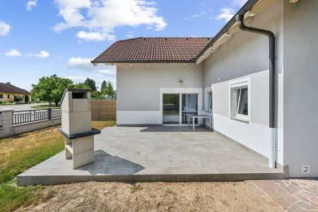 große Terrasse mit Zugang zum Wohnraum