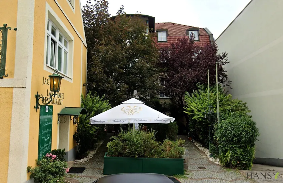 GUNTRAMSDORF - Modernisiertes 35 Zimmer-Hotel, Gastronomie und Gastgarten - Bild