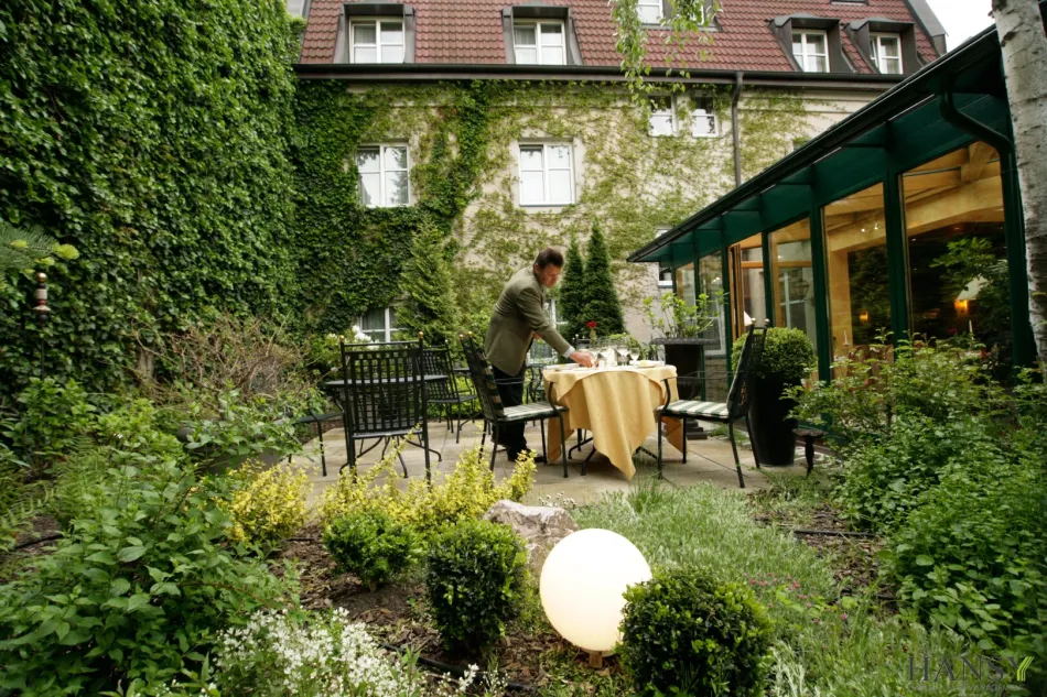 GUNTRAMSDORF - Modernisiertes 35 Zimmer-Hotel, Gastronomie und Gastgarten - Bild