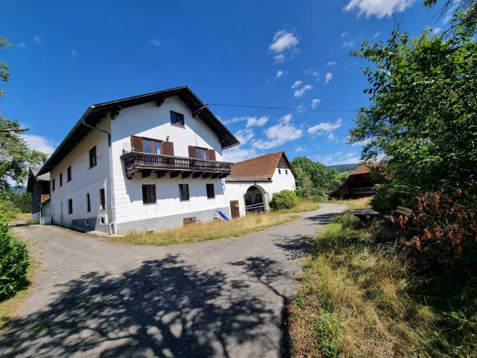 VERLASSENSCHAFTSVERKAUF - sanierungsbedürtiges, landwirtschaftliches Anwesen mit ca. 31 Hektar, Mehrfamilienhaus & eigener Kapelle in 8225 Pöllau - Titelbild