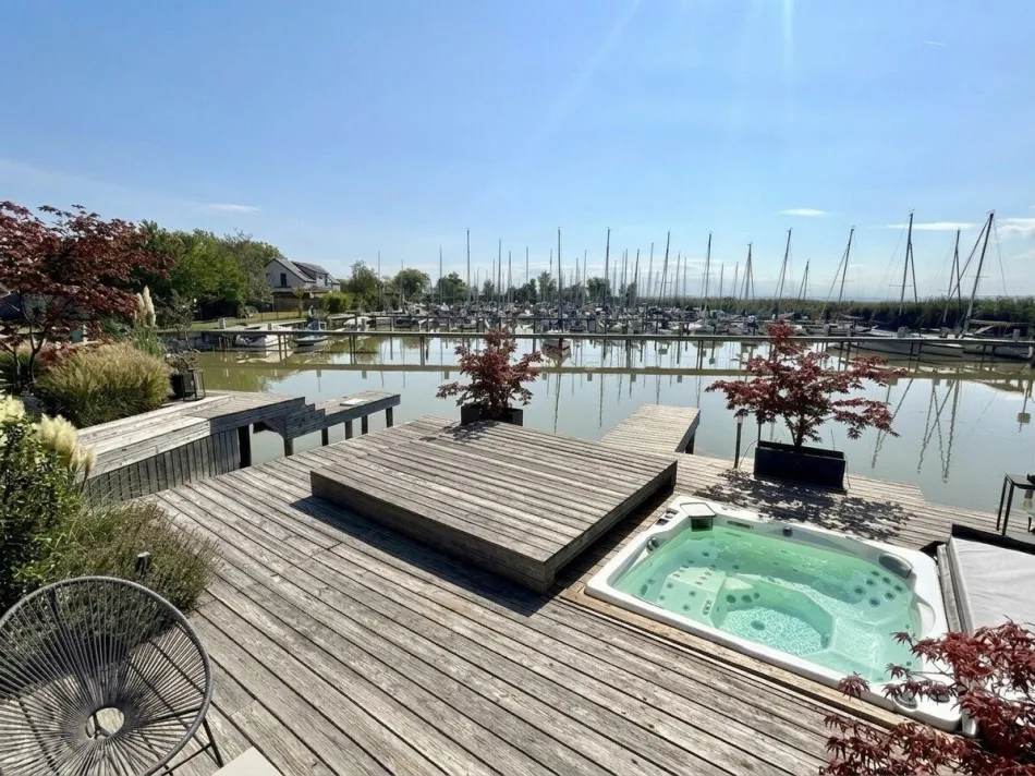 Einzigartige Seevilla mit direktem Seezugang und Bootsliegeplatz in Neusiedl am See - Bild