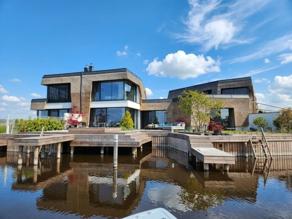 Einzigartige Seevilla mit direktem Seezugang und Bootsliegeplatz in Neusiedl am See - Titelbild