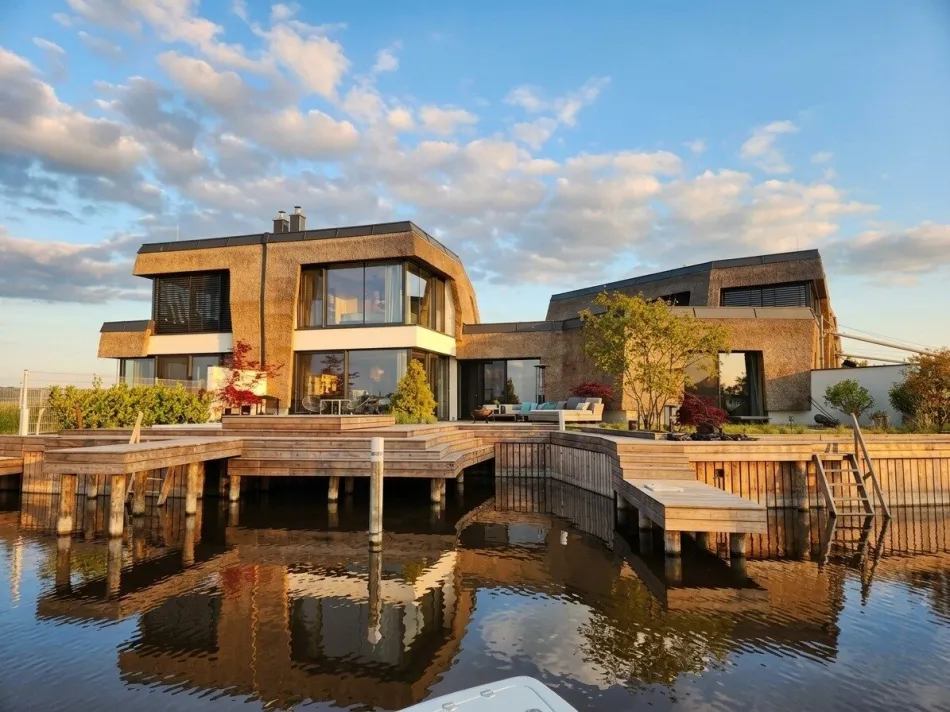 Einzigartige Seevilla mit direktem Seezugang und Bootsliegeplatz in Neusiedl am See - Titelbild