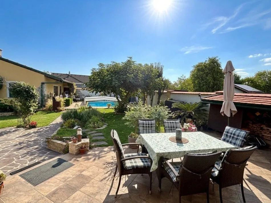 Wohnen in Seenähe – gepflegtes Einfamilienhaus mit Pool und Garten in Podersdorf - Bild