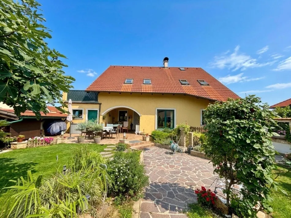 Wohnen in Seenähe – gepflegtes Einfamilienhaus mit Pool und Garten in Podersdorf - Bild