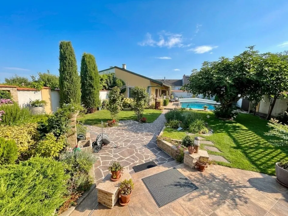 Wohnen in Seenähe – gepflegtes Einfamilienhaus mit Pool und Garten in Podersdorf - Titelbild
