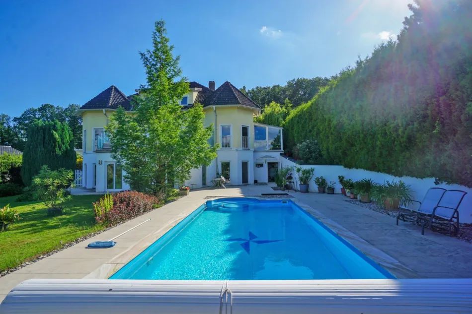 Liegenschaft mit Pool