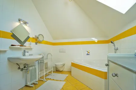 DG_Bad 2 mit Wanne, Dusche und WC