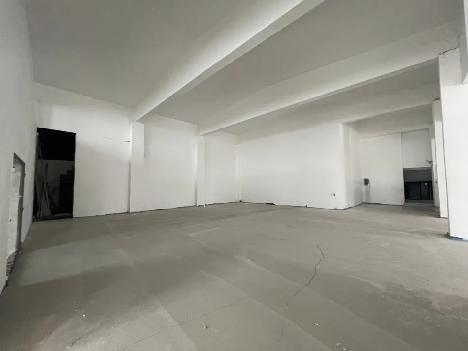 Helle PROVISIONSFREIE Gewerbehalle mit Verkaufsraumcharakter in 2601 Sollenau bald zu vermieten - Bild