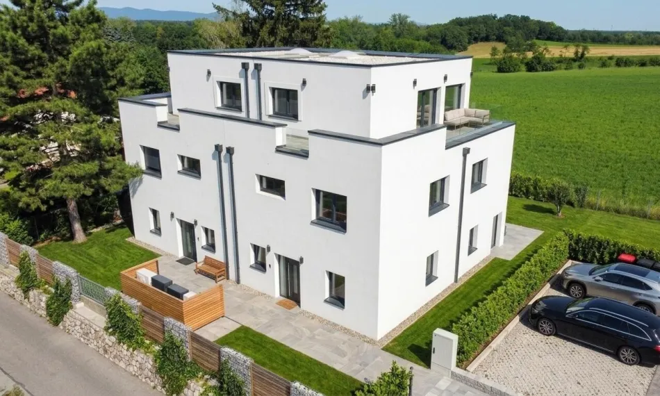 EXKLUSIVES WOHNEN MIT PANORAMABLICK - Moderne Doppelhaushälfte mit ca. 160 m² Wohnfläche • Nur 10 Minuten von Wiener Neustadt - Bild