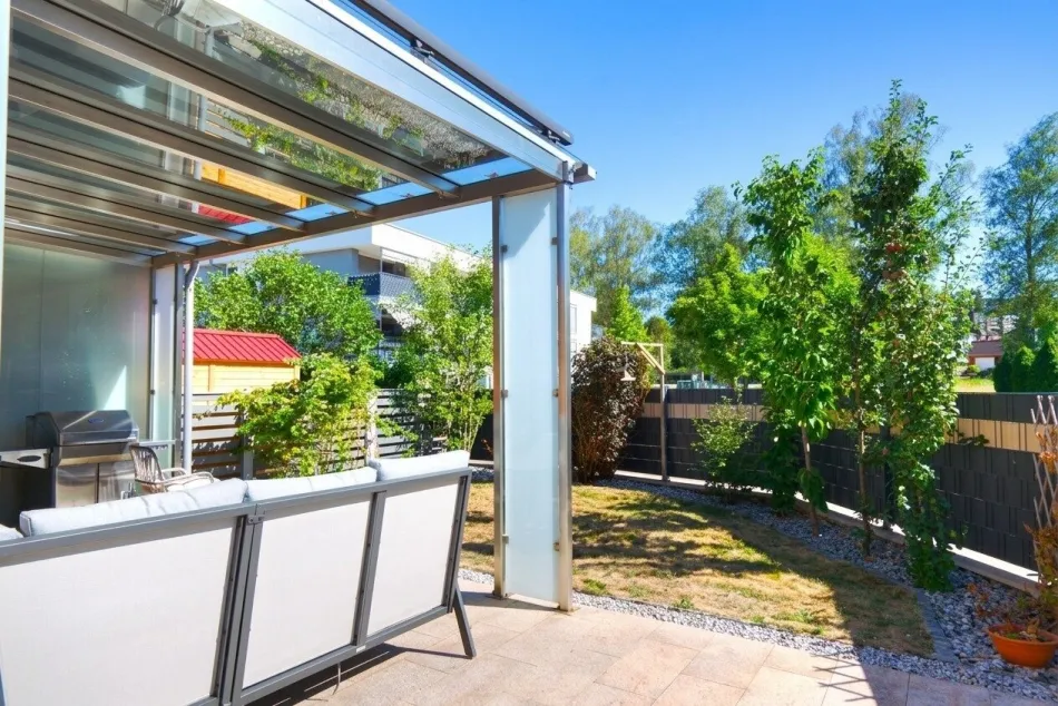 Exklusives Eckreihenhaus in Traumlage: Modernes Niedrigenergiehaus mit Pool & Garten - Titelbild