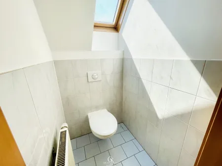 Separates WC mit Fenster - OG