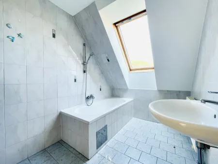 Bad mit Badewanne - OG