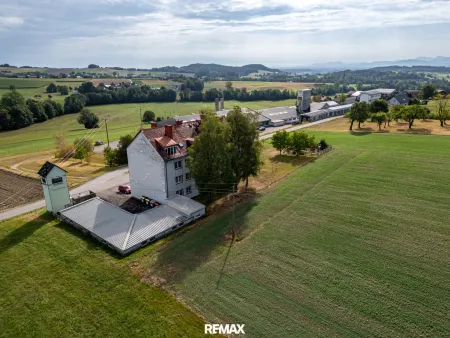 Zinshaus Hinteransicht mit Garagen