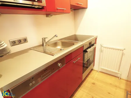 farbenfrohe, moderne Küche