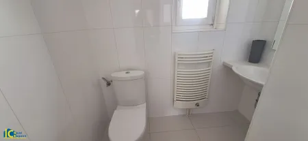 Getrenntes WC mit Handwaschbecken
