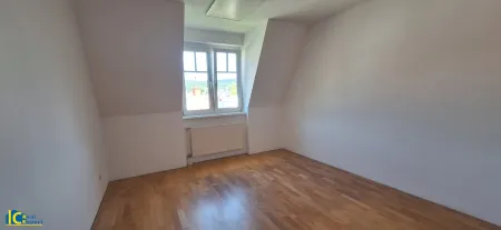 Buchenholzparkett in allen Wohnräumen und im Vorraum