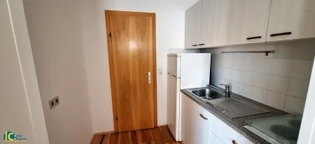 Küche mit Zugang zum Bad