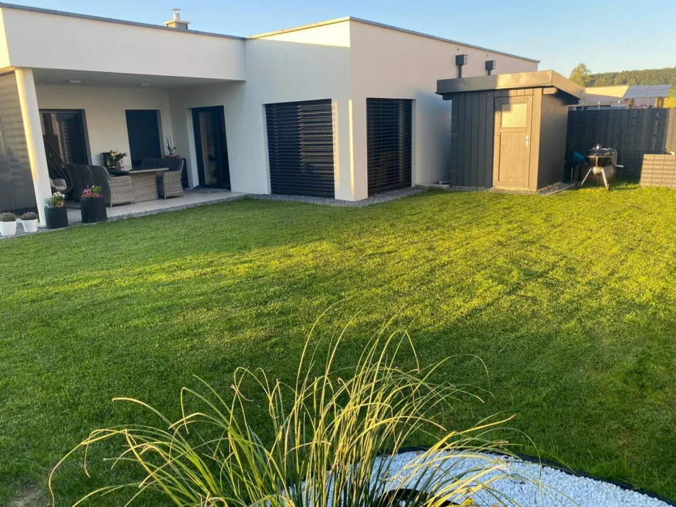 Moderner und gepflegter Doppelhaus-Bungalow - Titelbild