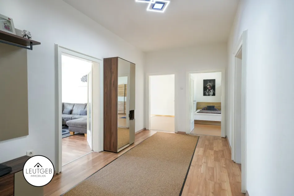 Zentrale Lage und modern ausgestattet – 4-Zimmerwohnung mit Balkon zum Wohlfühlen. - Bild