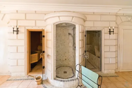 Sauna, Dusche und Dampfdusche