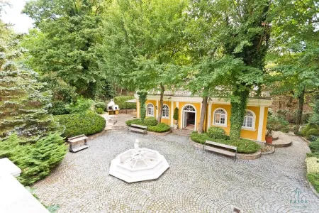 Blick von der Terrasse zum Poolhaus