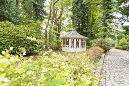 Pavillion neben der Zufahrt zum Anwesen