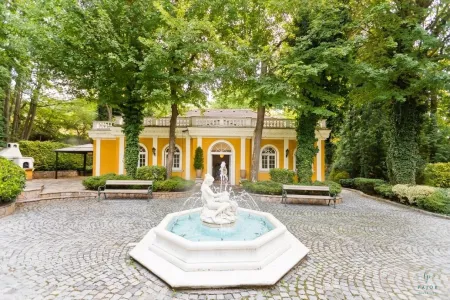 Springbrunnen mit Blick auf das Poolhaus